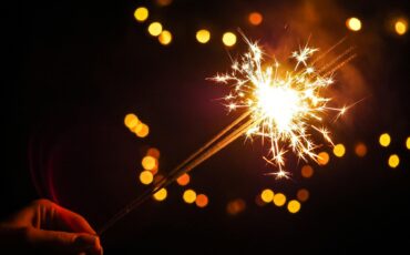 Foto de energepic.com: https://www.pexels.com/es-es/foto/persona-sosteniendo-petardo-encendido-288478/